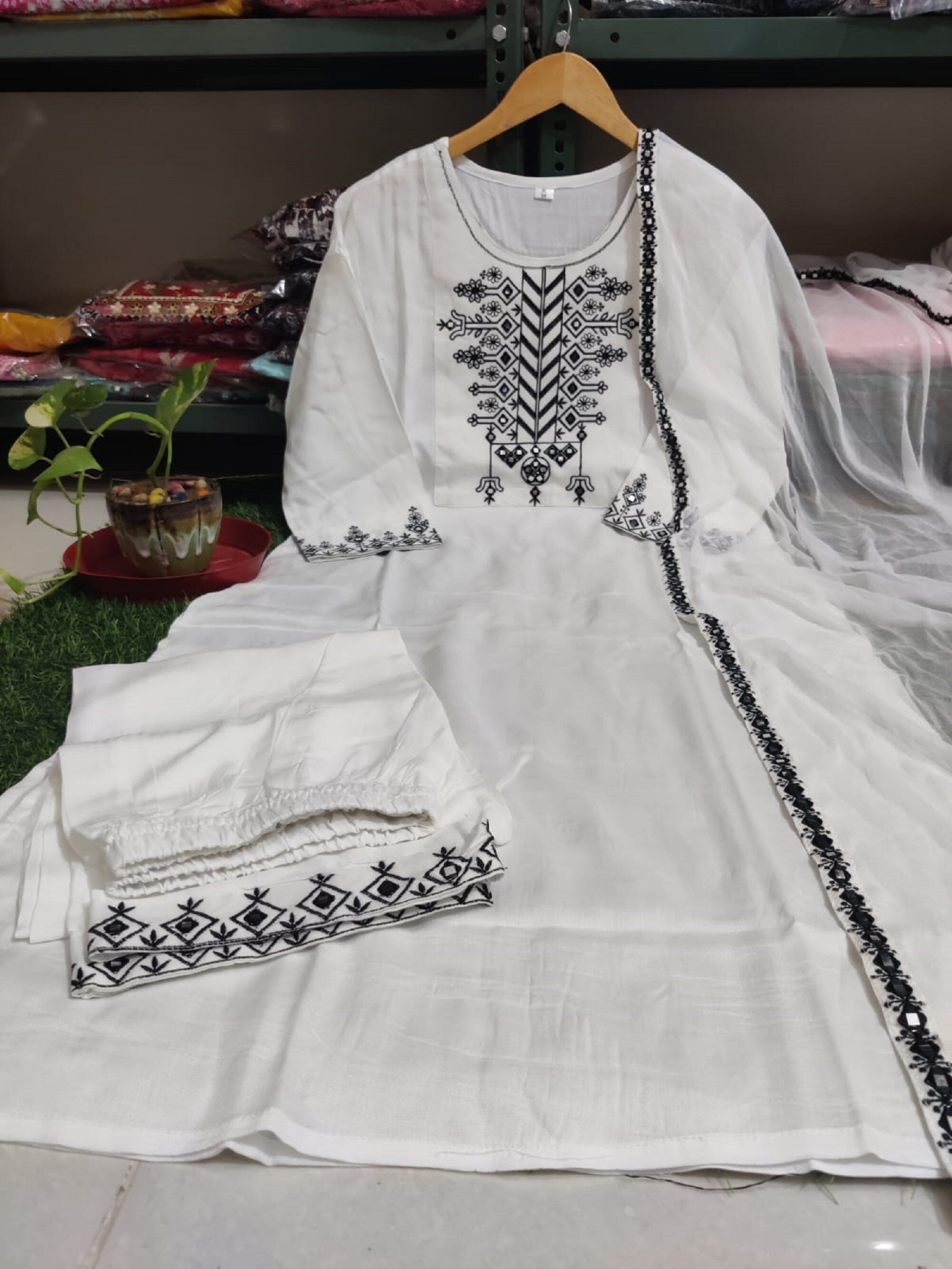Latest 40 Chikankari Kurta for Women (2022) - Tips and Beauty | Stylish  dresses for girls, Dress indian style, Stylish dress designs
