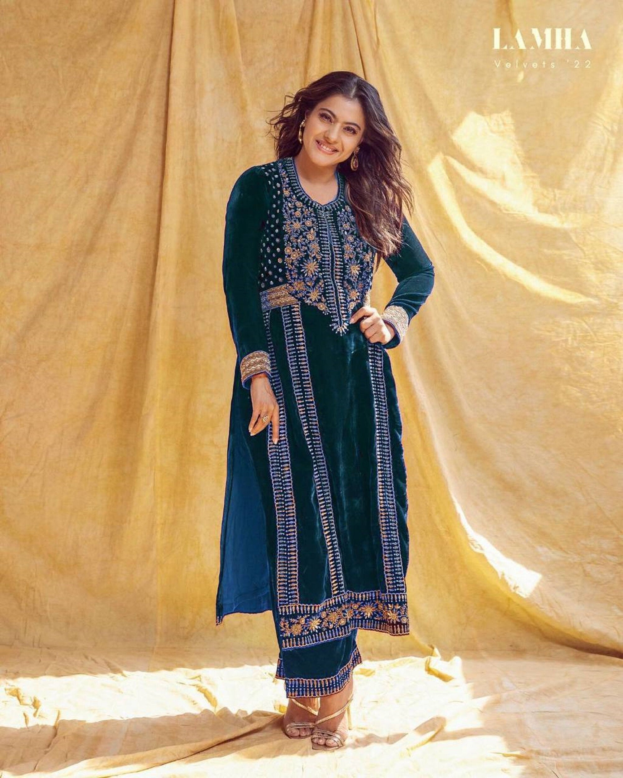 This 3 piece set includes silk velvet Anarkali, palazzo, and silk organza  dupatta. Anarkali with big fla… | Pakistani dresses, Velvet anarkali, Velvet  dress designs